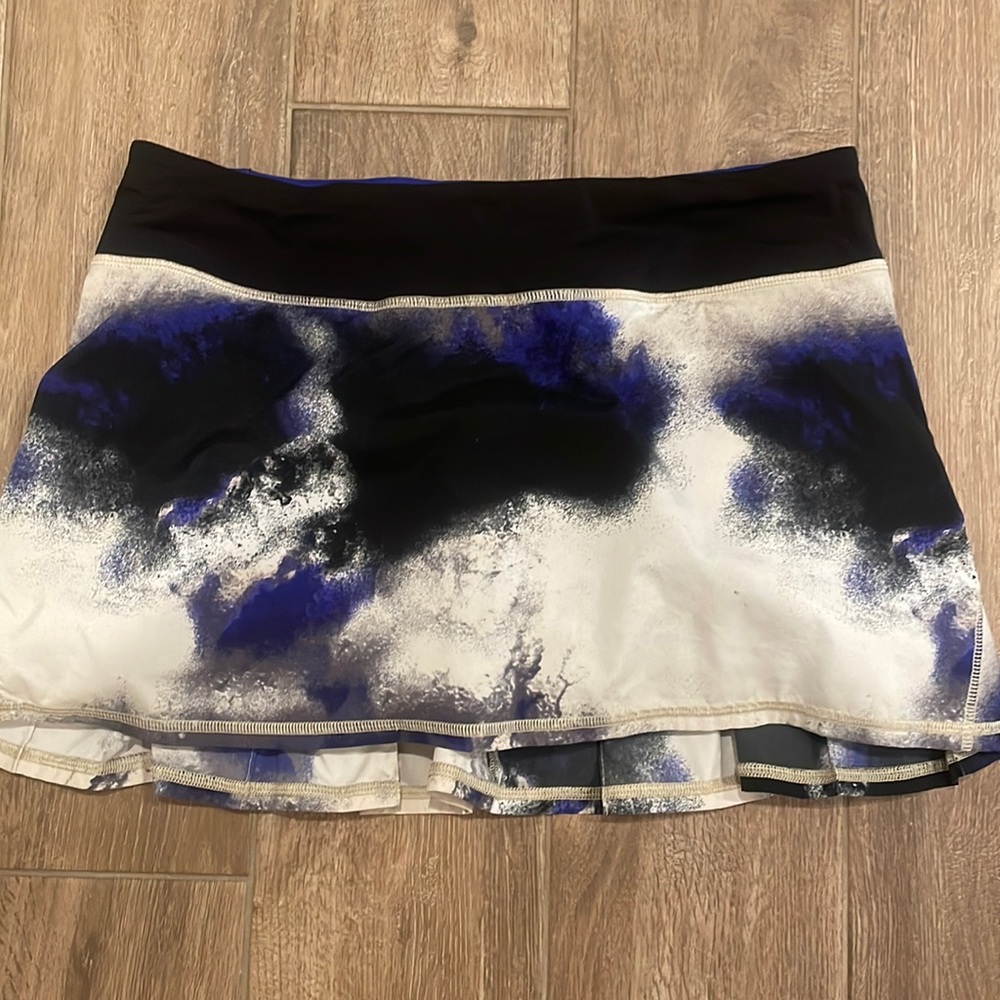 EUC Lululemon skirt- size 8